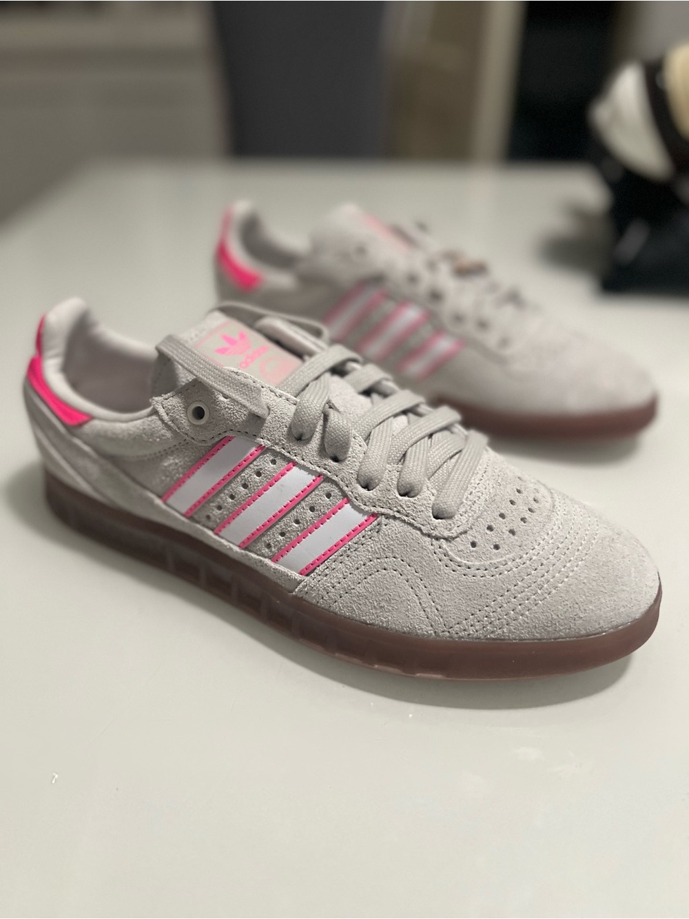 adidas HANDBALL TOP SZ 9 Light Gray Suede Sneakers with Pink Stripes